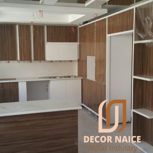 کابینت هایگلاس دکورنایس طرح آرک گردویی سفید