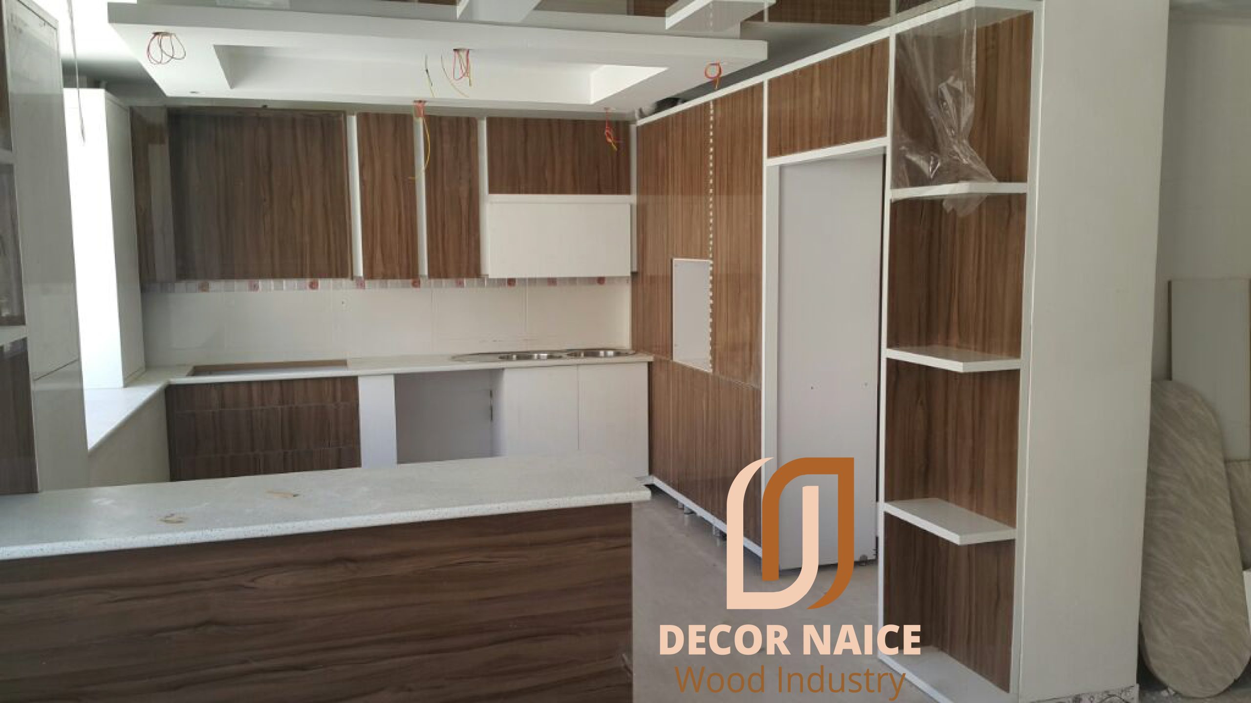 کابینت هایگلاس دکورنایس طرح آرک گردویی سفید